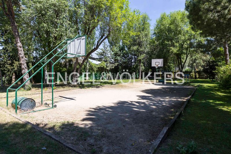 Foto e966d75c-03dd-4091-9cd2-f43b951f95e6. Pis amb calefacció aparcament piscina a el soto de La Moraleja La Moraleja