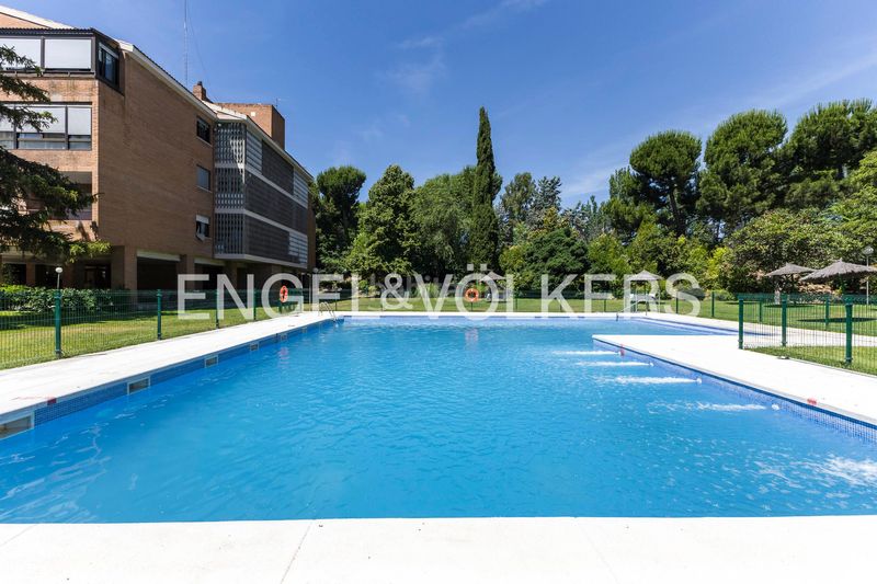 Foto ff5ce36d-41fb-4ce6-848f-3a5702b83b2c. Pis amb calefacció aparcament piscina a el soto de La Moraleja La Moraleja
