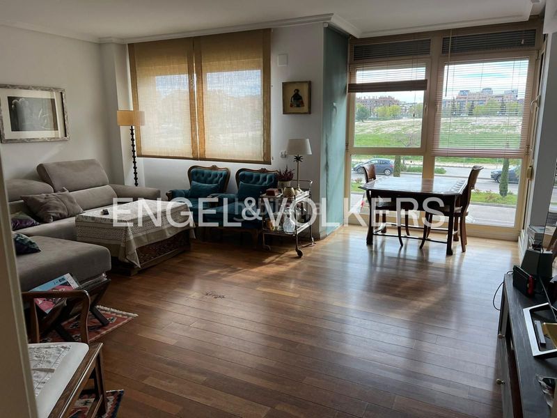 Foto ef65ada1-d9d3-426e-a64a-0720f4e5066a. Pis amb calefacció aparcament piscina a Sanchinarro Madrid