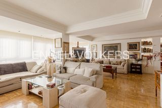 Flat in El Viso. Magnífica vivienda segregable en el viso
