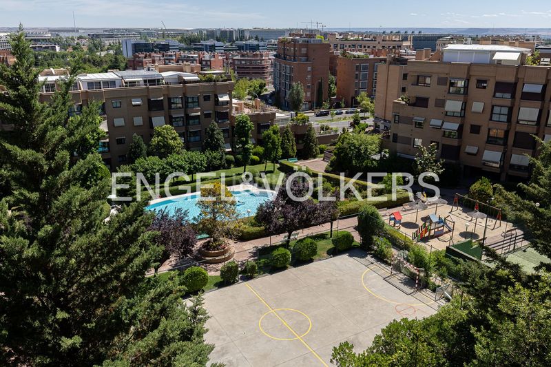 Foto 283d97a3-9811-4489-90af-f3c6cb048fd7. Àtic amb calefacció aparcament piscina a Conde Orgaz - Piovera Madrid