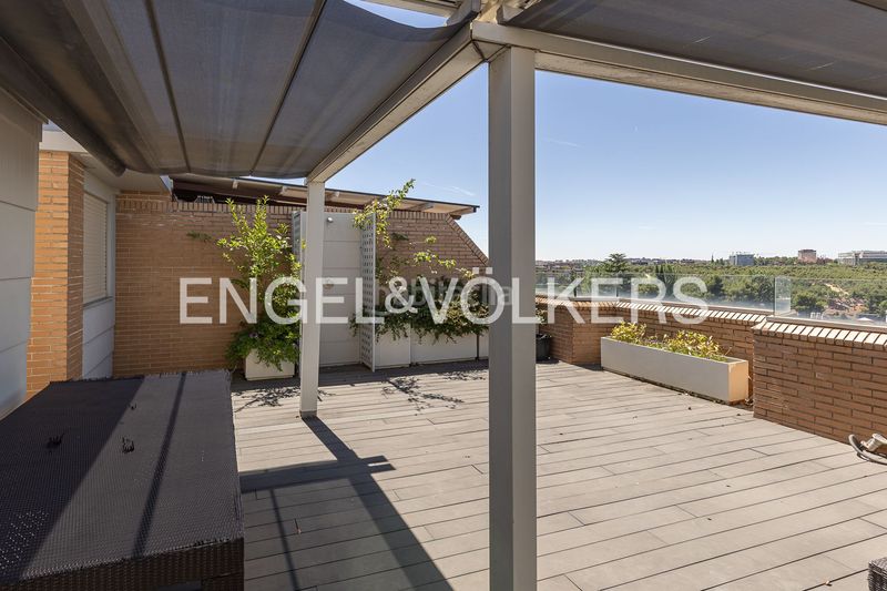Foto 5a62bdb3-b5a8-4e6e-9b4a-9a183481497c. Àtic amb calefacció aparcament piscina a Conde Orgaz - Piovera Madrid