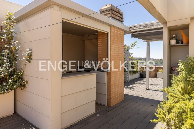 Foto b32004f6-0825-4184-a551-56847f0762bd. Àtic amb calefacció aparcament piscina a Conde Orgaz - Piovera Madrid