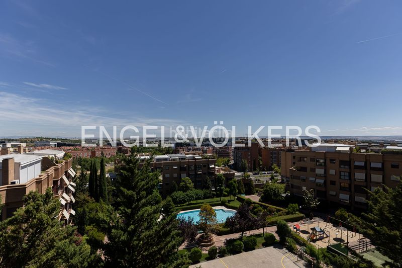 Foto c2d66444-e9a0-41f5-a9cd-fbd86666da17. Àtic amb calefacció aparcament piscina a Conde Orgaz - Piovera Madrid
