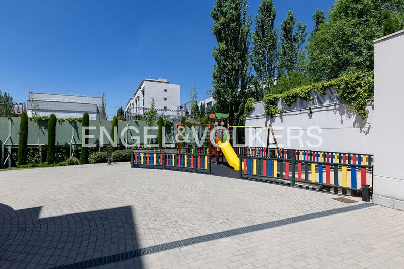 Foto 58b949e9-4128-43cd-84fb-57562be6fecc. Dúplex amb calefacció aparcament piscina a Aravaca Madrid