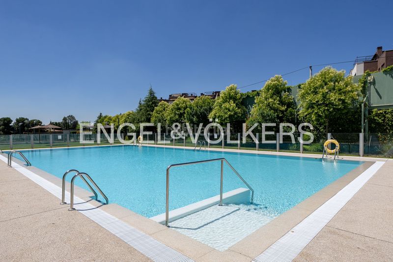 Foto 775a5a62-d0c6-4b0a-ab93-4f6e6bb5521d. Dúplex amb calefacció aparcament piscina a Aravaca Madrid