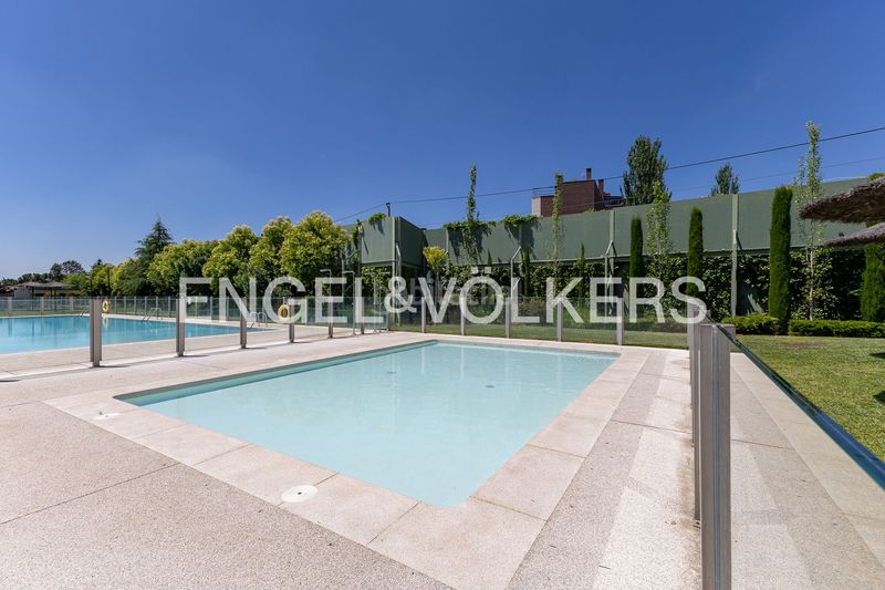 Foto 857237f5-620b-4ba2-98de-106681b03341. Dúplex amb calefacció aparcament piscina a Aravaca Madrid