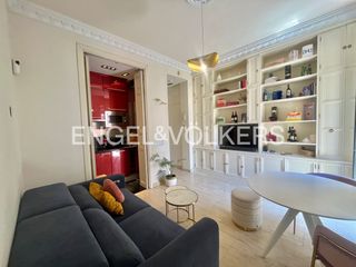 Lloguer Pis  Hernán cortés. Apartamento exterior de diseño con 2 balcones en finca clásica e