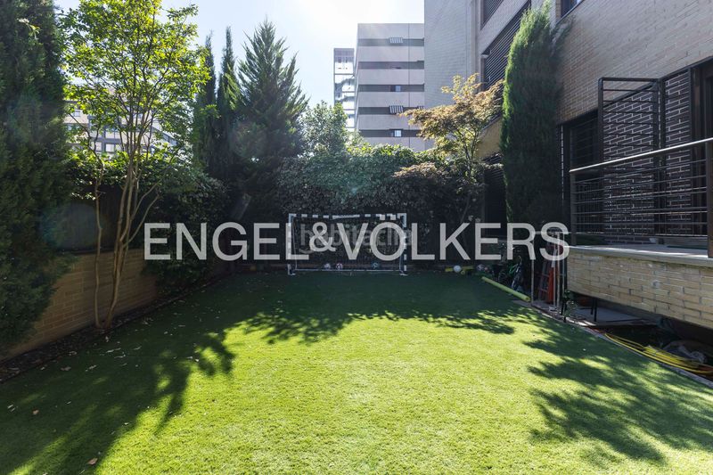 Foto d3b864f8-8c46-43f6-b360-8d149a34d749. Planta baixa amb calefacció aparcament piscina a Madrid