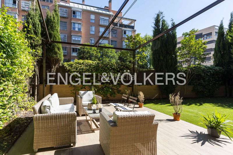 Foto f72732a2-8840-4439-bac6-5960f4dc7dea. Planta baixa amb calefacció aparcament piscina a Madrid