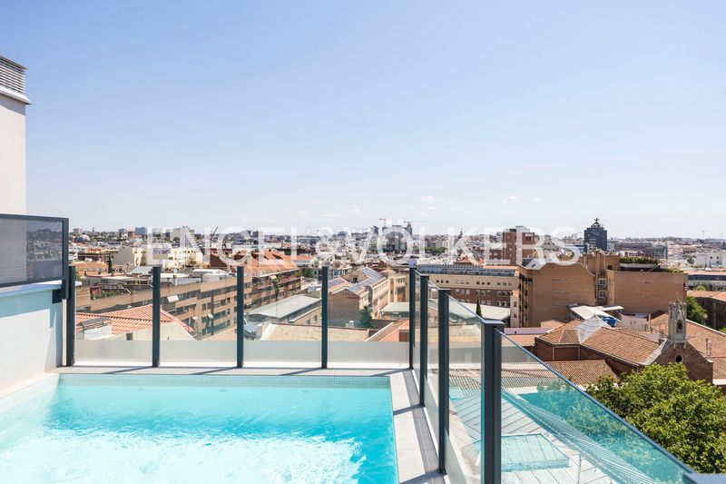 Foto d499866d-4c16-4c84-b9db-4fb33c594e0e. Àtic amb calefacció aparcament piscina a Almagro Madrid