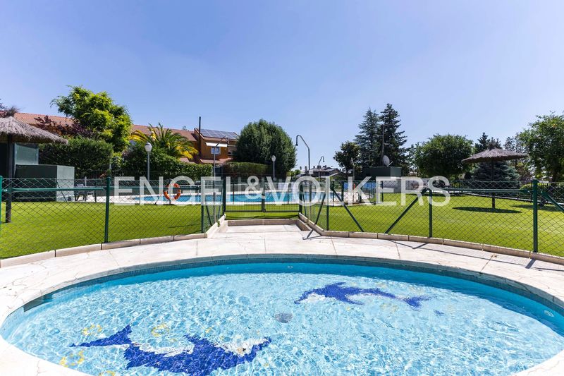 Foto 55a4e2a9-5942-461d-a4ac-7bdd6c1002bb. Casa amb calefacció aparcament a Encinar de los Reyes La Moraleja