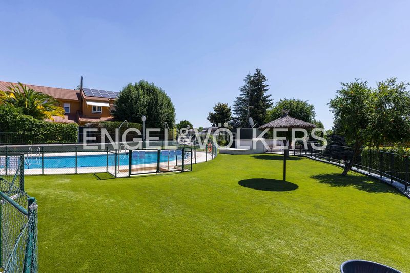 Foto a13298b7-ccde-4325-b2cc-876ed2c9589c. Casa amb calefacció aparcament a Encinar de los Reyes La Moraleja