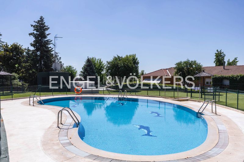 Foto a4f3bc38-8b9a-44e5-bad7-44f0e31474be. Casa amb calefacció aparcament a Encinar de los Reyes La Moraleja