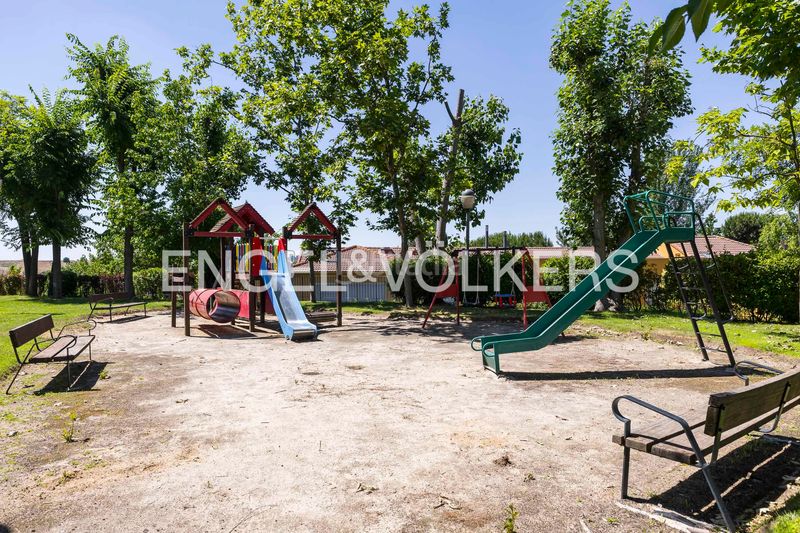Foto d751cf42-d459-47bc-9cd4-681ba934208e. Casa amb calefacció aparcament a Encinar de los Reyes La Moraleja