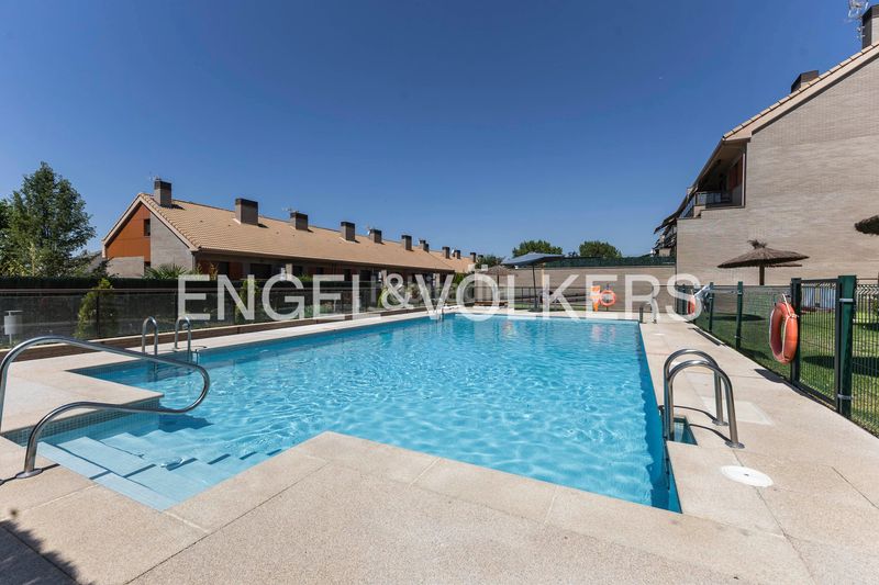 Foto e73b5c06-eb8c-4684-ad20-df7e7c29e77c. Casa adossada amb calefacció aparcament piscina a San Agustín de Guadalix