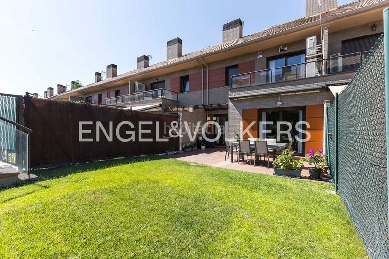 Foto ff7c8f46-18af-4100-b8f4-2d9477b56218. Casa adossada amb calefacció aparcament piscina a San Agustín de Guadalix