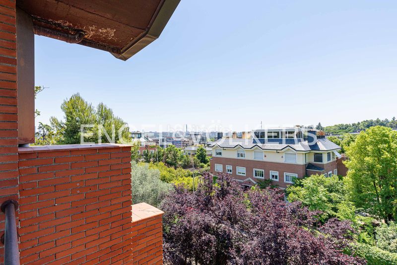 Foto bfe1473a-c0fa-430f-a5e3-e4b2600f405a. Àtic amb calefacció aparcament piscina a Valdemarín Madrid