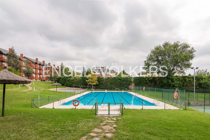 Foto d8fad2f8-a3cd-4acf-8c81-d2f80ba6607a. Àtic amb calefacció aparcament piscina a Valdemarín Madrid