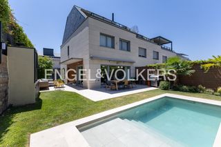 Location Maison jumelée à Las Lomas. Magnífico adosado de esquina con piscina privada