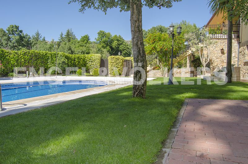 Foto 1ba71a14-ab67-459c-865b-a243e34a2496. Casa amb calefacció aparcament piscina a Centro-Manguilla Escorial (El)
