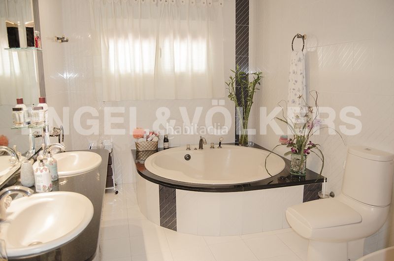 Foto 60f6914c-37fb-451a-90a9-8036ae2be960. Casa amb calefacció aparcament piscina a Centro-Manguilla Escorial (El)