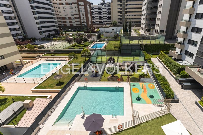 Foto e10148e3-1971-445c-b27e-9bcaaf8521c5. Pis amb calefacció aparcament piscina a Valdebebas - Valdefuentes Madrid