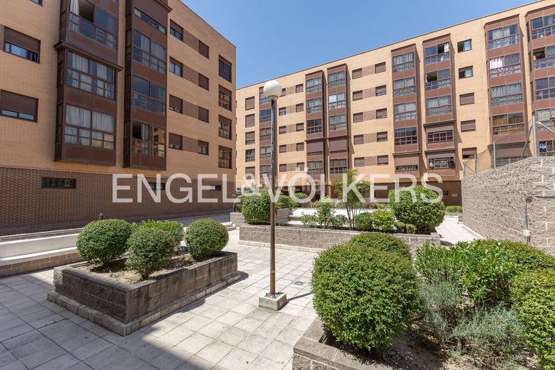 Foto ceec5ed8-39c2-4117-9142-26da6eaddc82. Pis amb calefacció aparcament piscina a Rejas Madrid