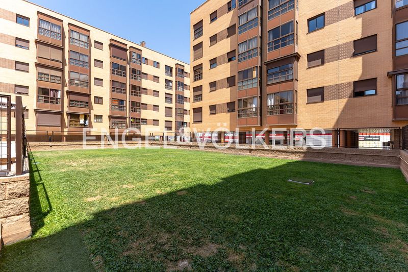 Foto d55bce73-a99e-43ed-b56b-e24c092b2675. Pis amb calefacció aparcament piscina a Rejas Madrid