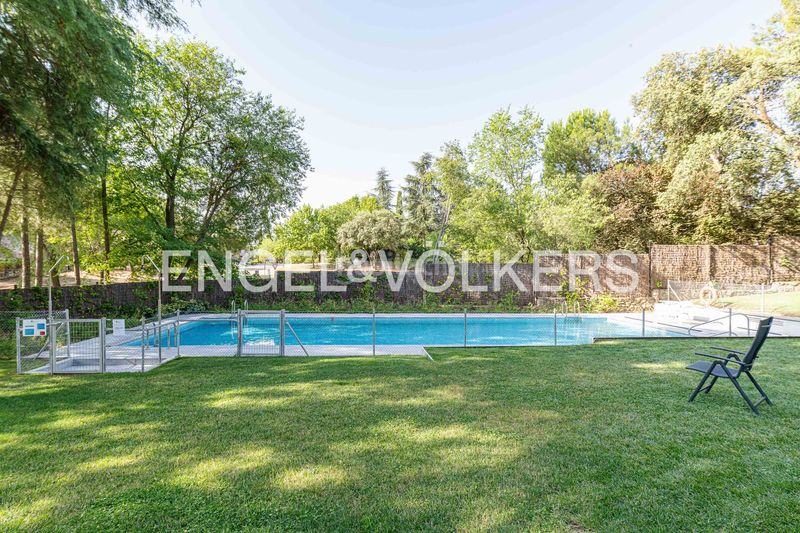 Foto d14a384d-5aee-4cd1-a0a3-cc93de7d8bc4. Casa adossada amb calefacció aparcament piscina a Boadilla del Monte