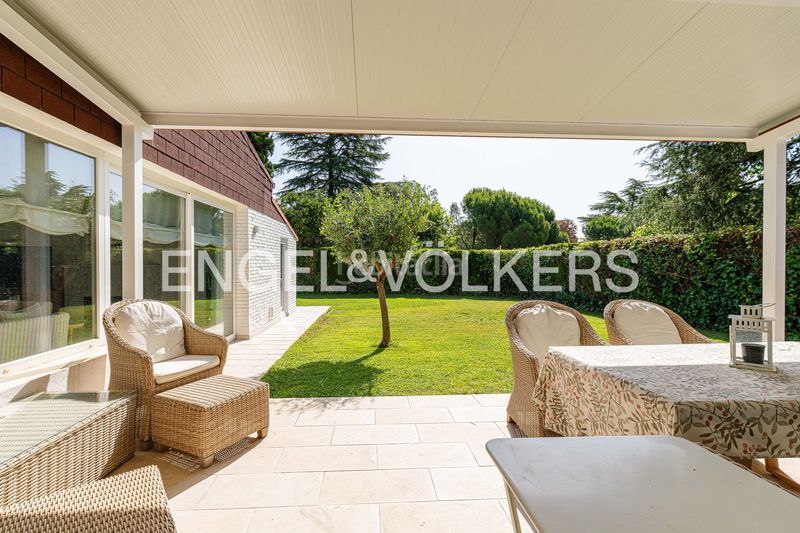 Foto f0c1fd2c-86f1-4541-8932-538e4486f1ad. Casa adossada amb calefacció aparcament piscina a Boadilla del Monte