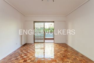 Lloguer Planta baixa  Travesía santa maría magdalena. Estupendo bajo con terraza de tres dormitorios