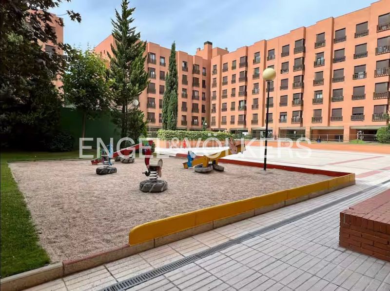 Foto 8bc8cdc8-d5f6-46ab-a21d-e4fcf0543f5d. Pis amb calefacció aparcament piscina a Rejas Madrid