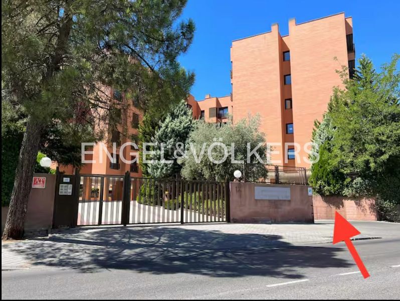 Foto b57d9de2-027a-4d5e-ad1f-897fc71ead12. Pis amb calefacció aparcament piscina a Rejas Madrid