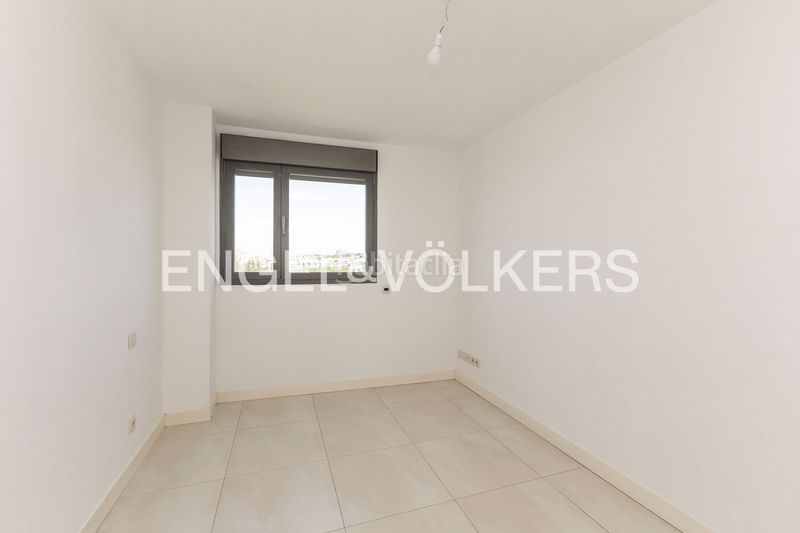 Foto 5f1a21a6-b289-4acc-a4c8-d13f049864f0. Pis amb calefacció aparcament piscina a Sanchinarro Madrid