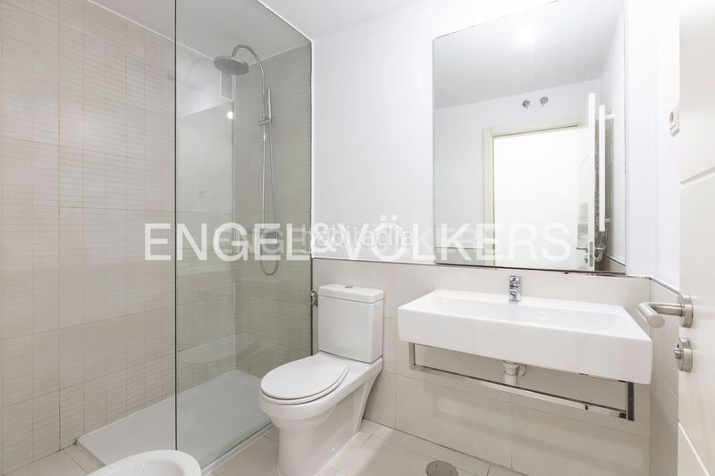 Foto aba7a328-94eb-450d-a608-7499b55183f2. Pis amb calefacció aparcament piscina a Sanchinarro Madrid