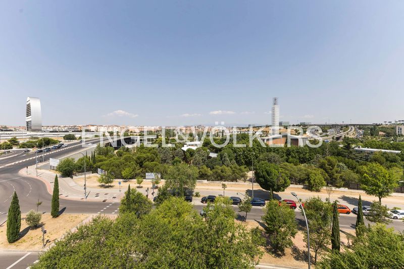 Foto e38dcf48-27b9-4afd-8d69-b5dfedbf705e. Pis amb calefacció aparcament piscina a Sanchinarro Madrid
