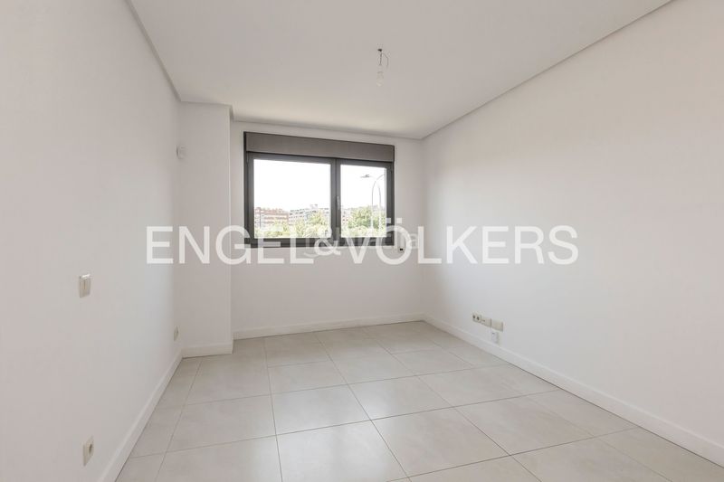 Foto b0fc8976-2ae5-4e56-bfe8-83b888c84a4a. Pis amb calefacció aparcament piscina a Sanchinarro Madrid