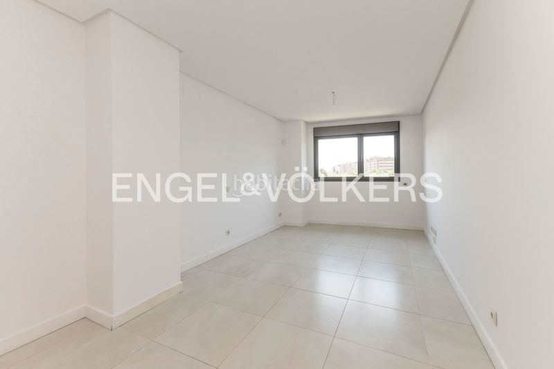 Foto f7a48075-aca6-4650-bca6-ab54d6f0a455. Pis amb calefacció aparcament piscina a Sanchinarro Madrid