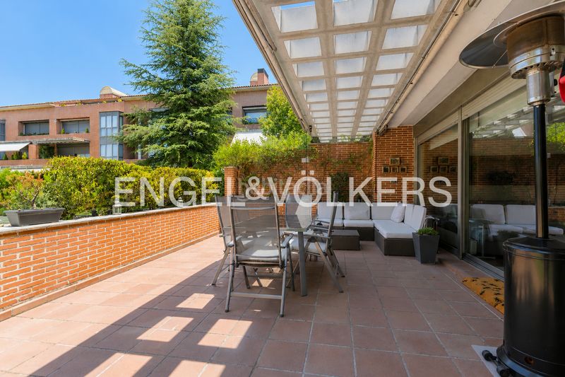 Foto 91811da7-c842-42ae-a8f3-8181f8727ad8. Planta baixa amb calefacció aparcament piscina a Madrid