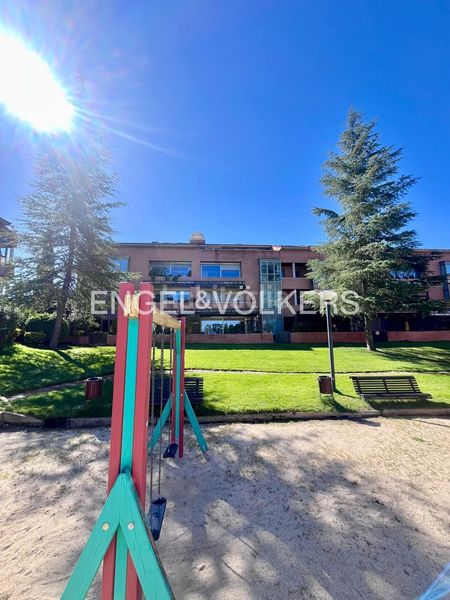 Foto 9b20590d-7147-4f17-b9c9-9c9914da4be2. Planta baixa amb calefacció aparcament piscina a Madrid