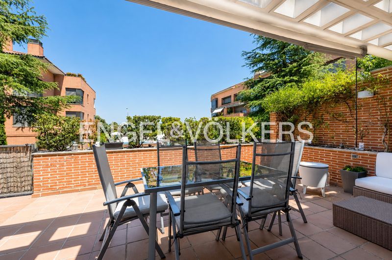 Foto d59b8f35-5935-4466-bc0d-13d11c8bc5b6. Planta baixa amb calefacció aparcament piscina a Madrid