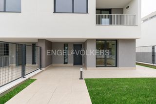 Affitto Casa a schiera in El Pastel. Moderno pareado de obra nueva con jardín privado