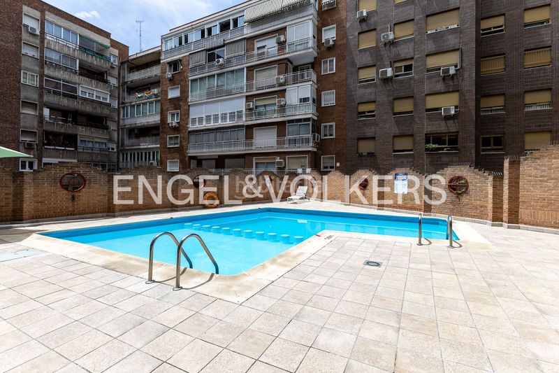 Foto b964611d-f8ce-42cd-a319-5a62a9716b81. Pis amb calefacció aparcament piscina a Niño Jesús Madrid