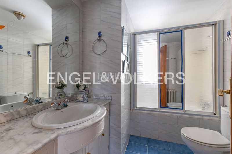 Foto c5b1ce2d-de3e-4669-aecf-dcc34a6fdef4. Pis amb calefacció aparcament piscina a Niño Jesús Madrid