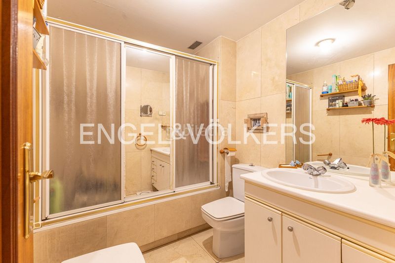 Foto de92bed9-dd71-4a11-bcdd-9f0115801fb0. Pis amb calefacció aparcament piscina a Niño Jesús Madrid