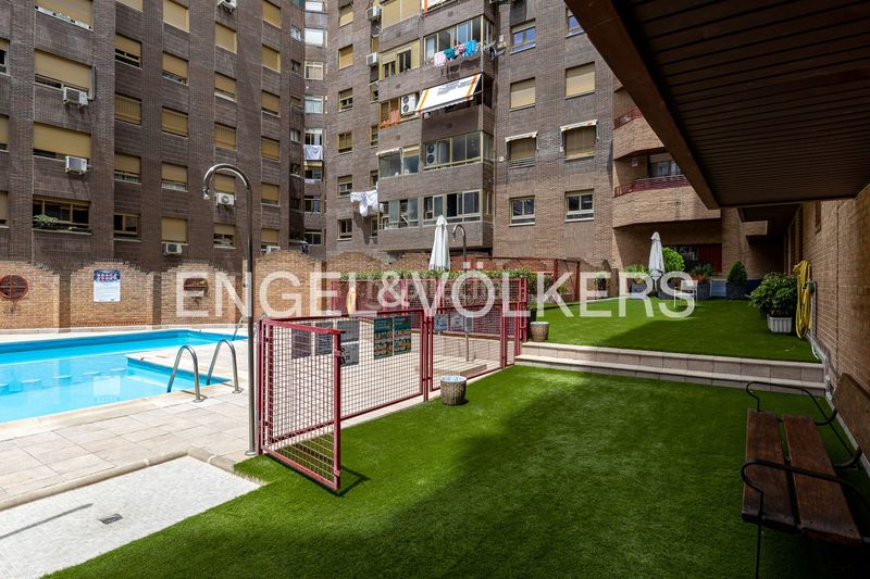 Foto e83e1311-71de-4a9b-9eac-508fce477d1b. Pis amb calefacció aparcament piscina a Niño Jesús Madrid
