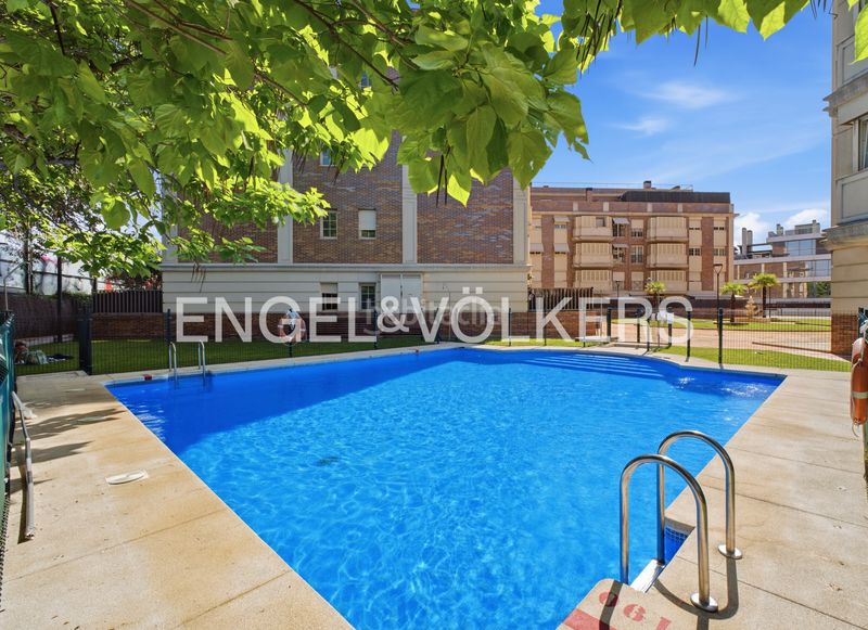 Foto df2b6ddb-76a0-4f1b-840b-e30b2fc081ea. Pis amb calefacció aparcament piscina a Valdemarín Madrid