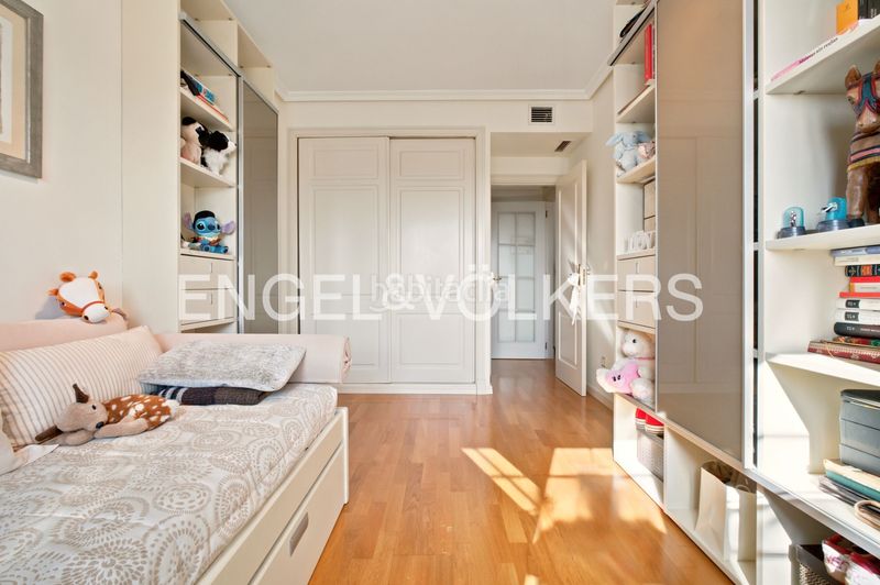 Foto f42023b6-b4e7-48d8-9dd0-b8ce5d31c7c7. Pis amb calefacció aparcament piscina a Valdemarín Madrid