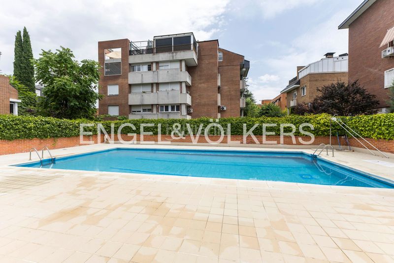 Foto 89ea3379-1774-43e3-b592-8be92ea730ca. Àtic amb calefacció aparcament piscina a Concepción Madrid